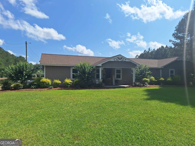 ranch-style home featuring a front lawn