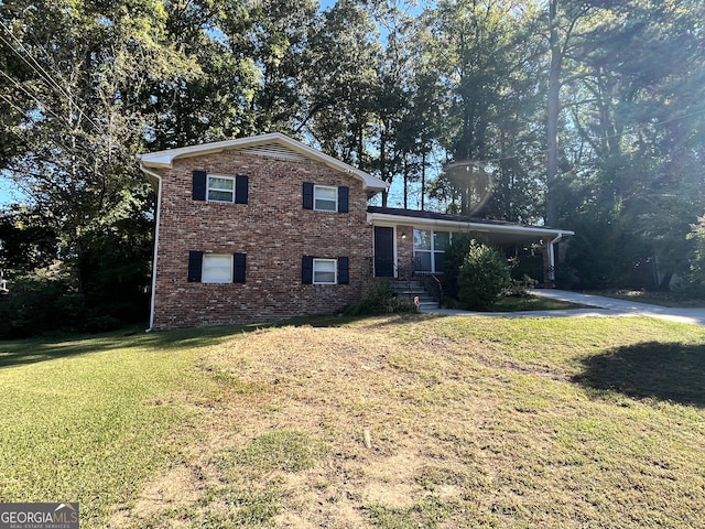 tri-level home featuring a front lawn