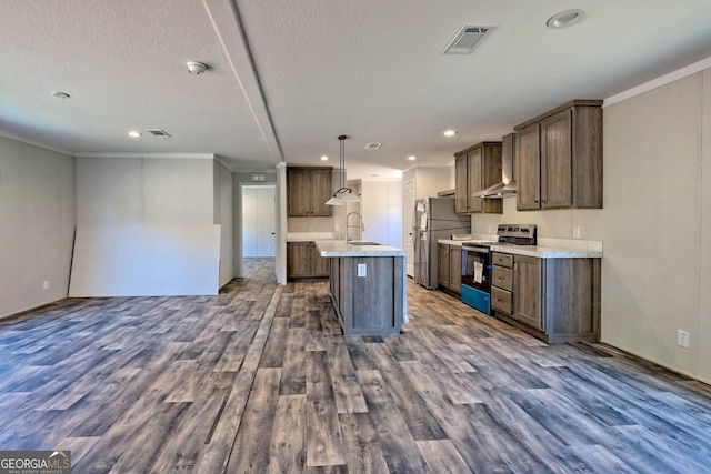 kitchen with sink, appliances with stainless steel finishes, hanging light fixtures, an island with sink, and dark hardwood / wood-style flooring