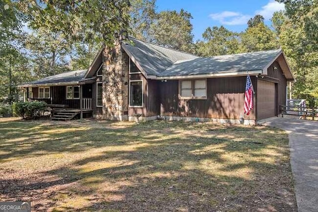 view of front of house featuring a front yard and a garage