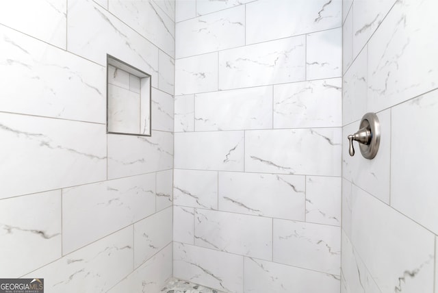 bathroom featuring a tile shower