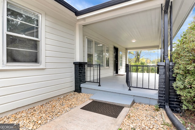 property entrance featuring a porch