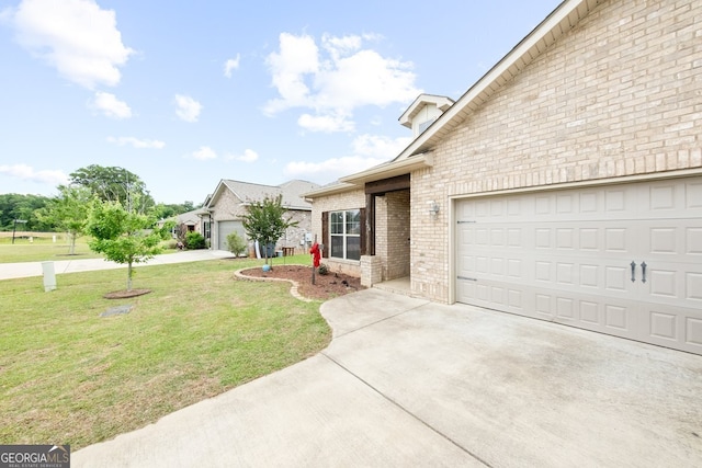 view of front of property featuring a front yard and a garage