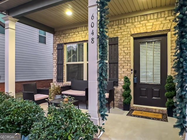 property entrance featuring a porch