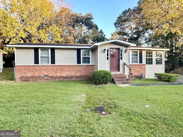 view of front of property featuring a front lawn