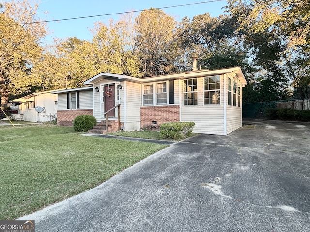 single story home with a front lawn