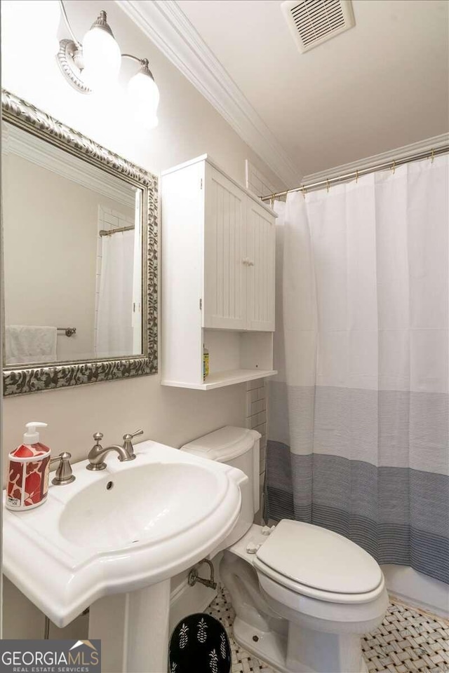 full bathroom with a shower with curtain, a sink, toilet, visible vents, and crown molding