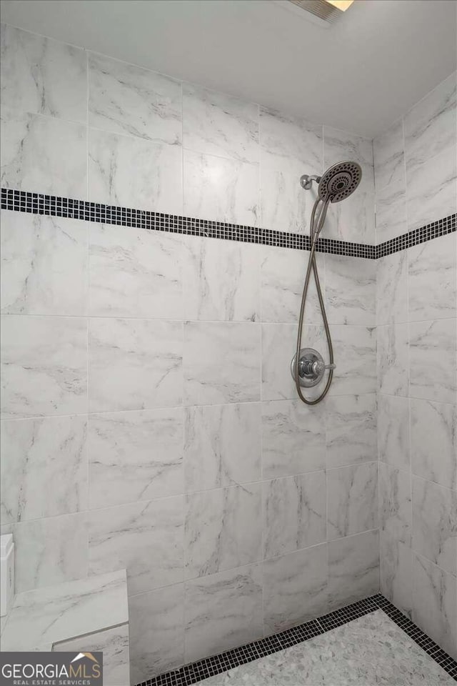 bathroom featuring tiled shower