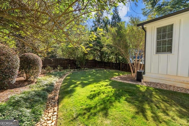 view of yard featuring a fenced backyard