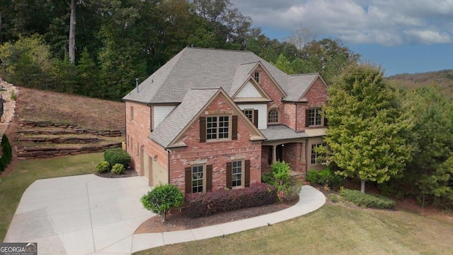 view of front of house featuring a front lawn and a garage