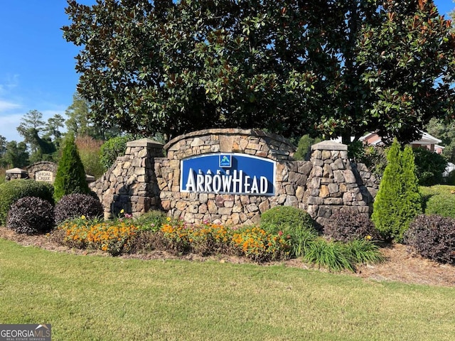 community sign with a lawn