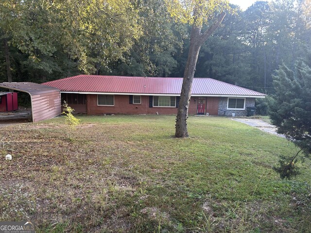 single story home with a front lawn