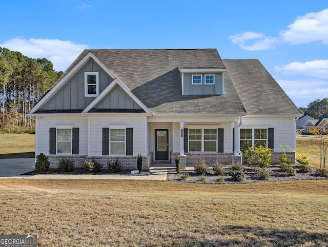 craftsman-style house featuring a front yard