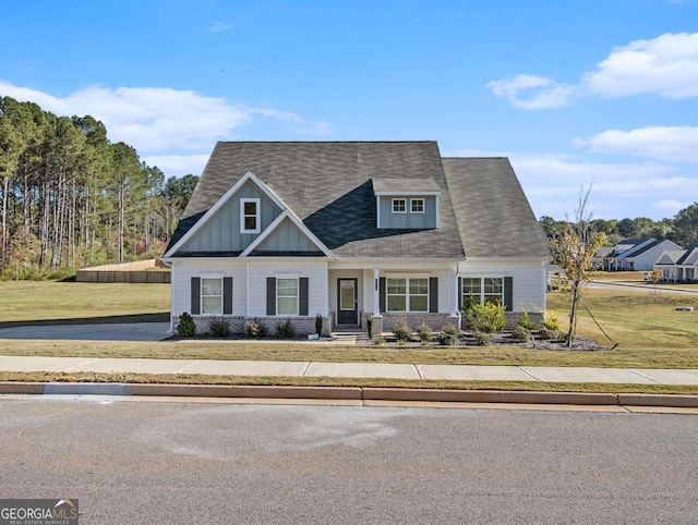 view of front facade featuring a front lawn