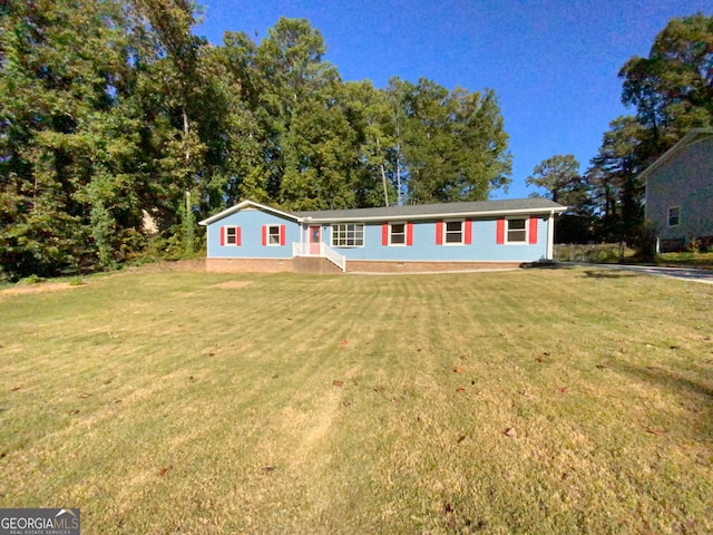 view of front of property featuring a front yard