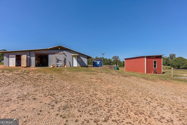 view of yard featuring an outdoor structure