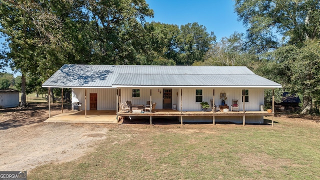 view of front of house featuring a wooden deck and a front yard