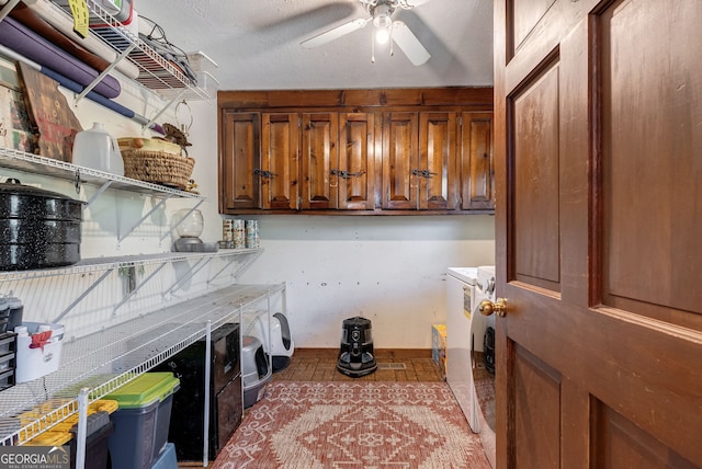 washroom featuring ceiling fan, a textured ceiling, and washer and clothes dryer