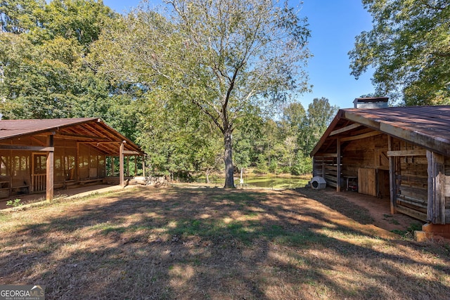 view of yard featuring an outdoor structure