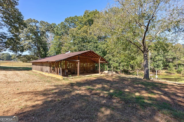 view of yard with an outbuilding