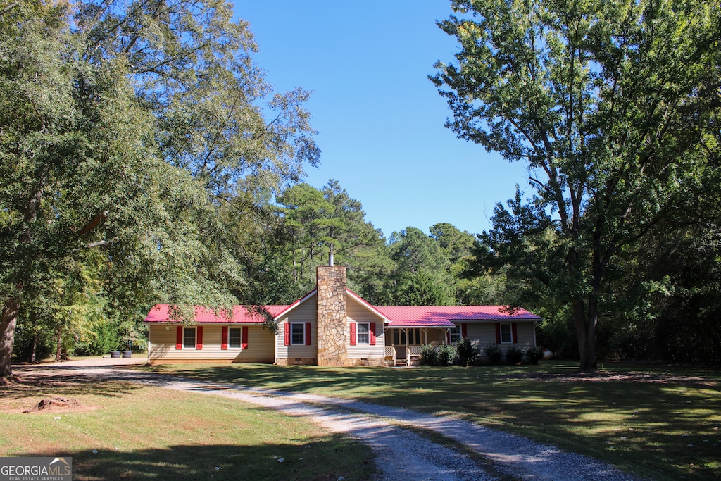 single story home featuring a front lawn