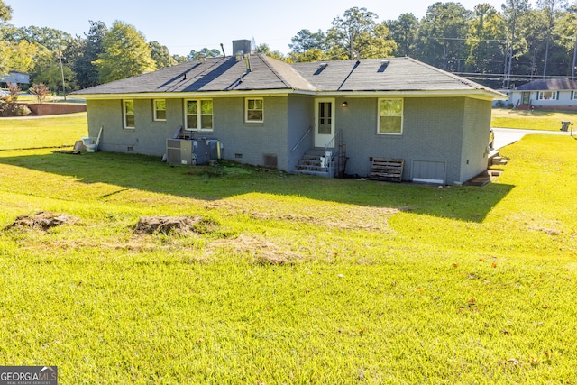 back of house featuring a lawn