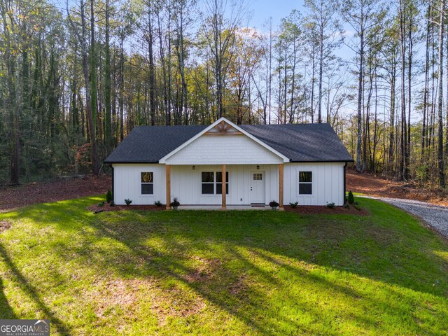 view of front of home with a front lawn