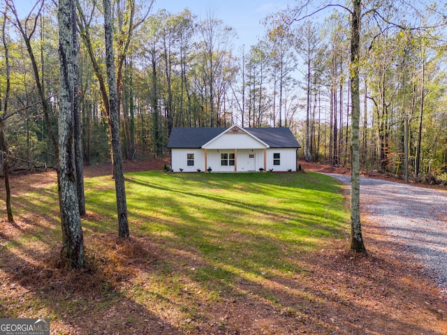 view of front of home with a front lawn