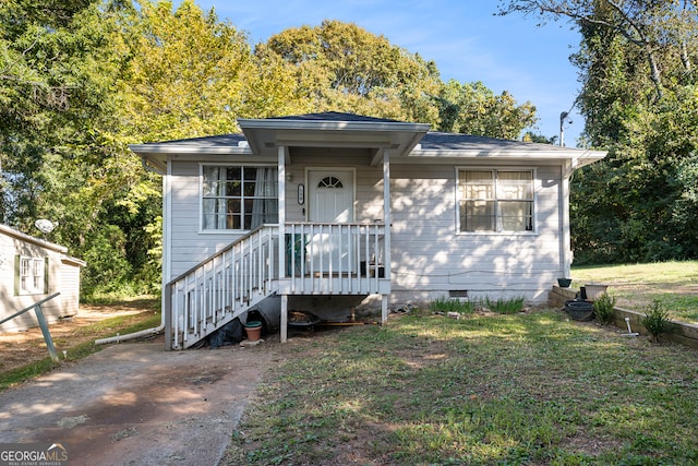 view of front of property featuring a front lawn