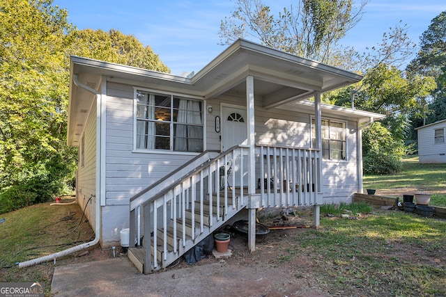 view of front facade with a front lawn