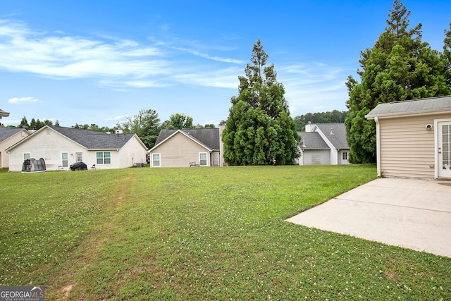 view of yard with a garage