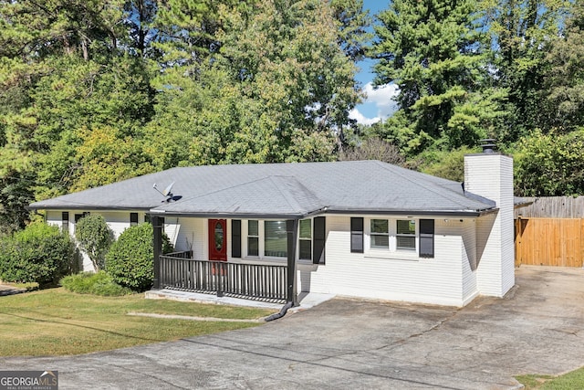 single story home featuring a porch and a front lawn