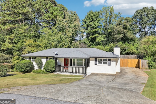 ranch-style home featuring a front lawn