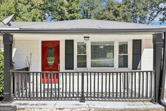 entrance to property featuring covered porch