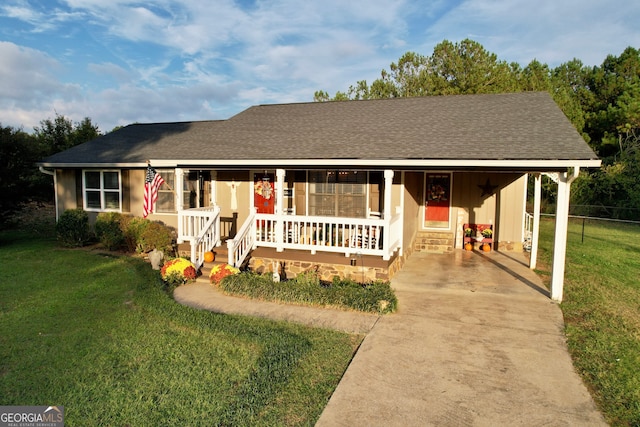 view of front facade with covered porch and a front yard