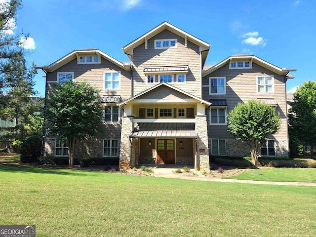 view of front of property featuring a front yard