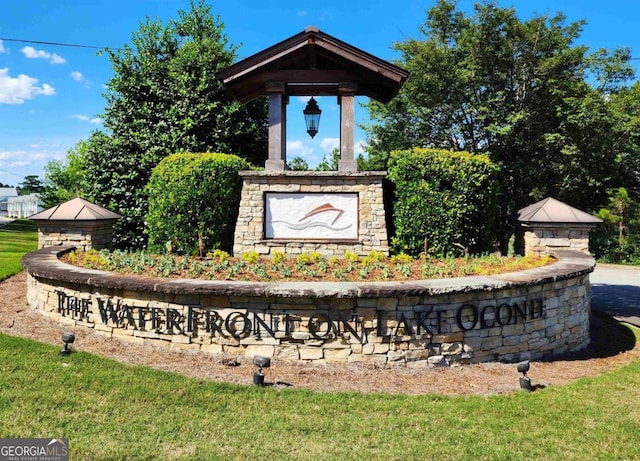 community sign with a lawn