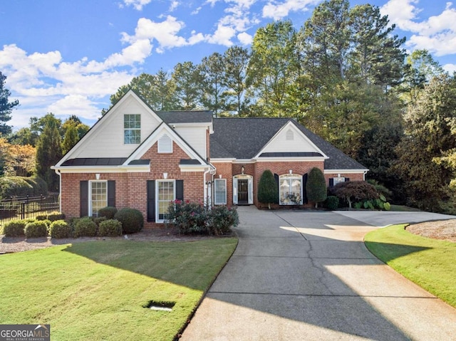 view of front facade featuring a front yard