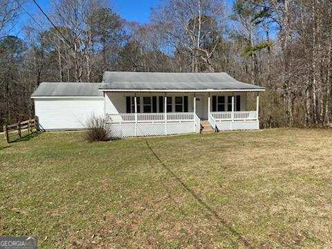 view of front of house featuring covered porch and a front lawn