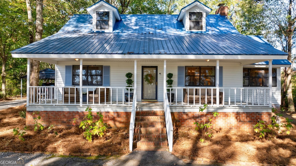 view of front of property featuring covered porch