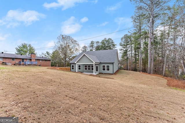 view of front facade featuring a front yard