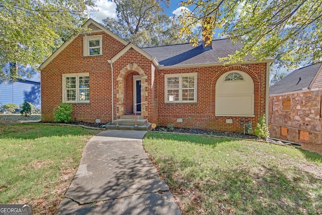 view of front facade featuring a front yard