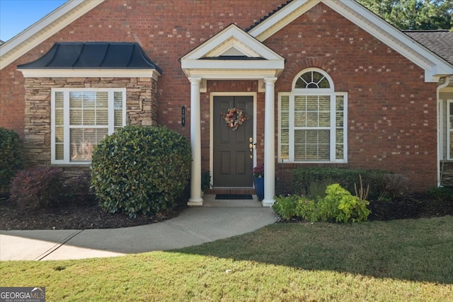 view of front of house featuring a front lawn