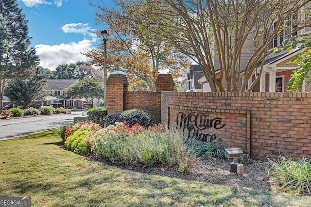 community sign featuring a yard