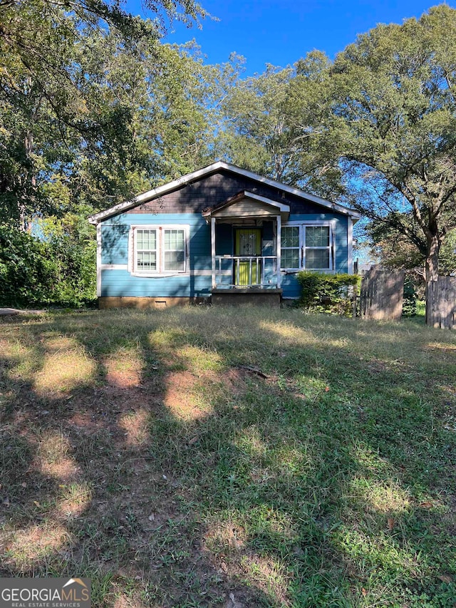 view of front facade with a front yard