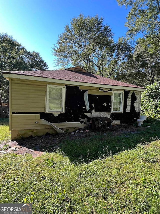 view of front of home featuring a front lawn