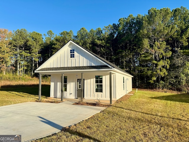 modern inspired farmhouse with a porch and a front lawn