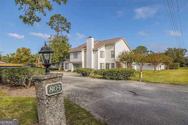 view of front of home featuring a front yard