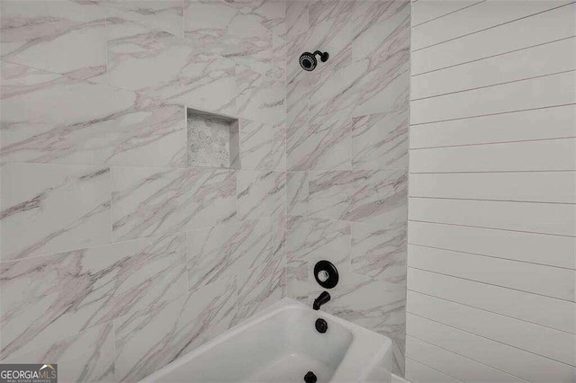 bathroom featuring tiled shower / bath combo