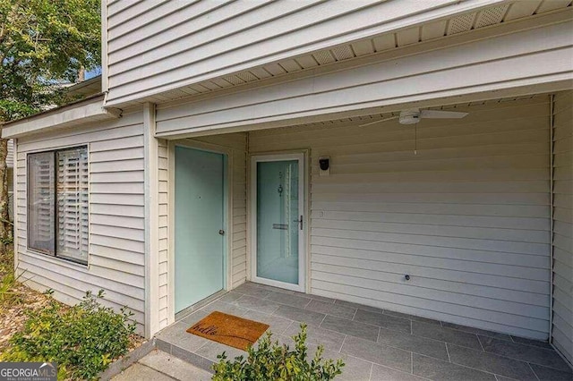 property entrance featuring ceiling fan